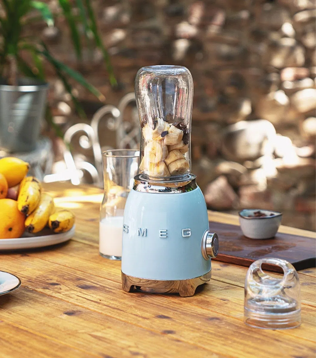 Smeg, Frullatore Compatto PBF01BLEU, 2 Livelli di Velocità, Sicurezza Blocco Motore, 2 Bottiglie da 600 ml in Dotazione, Base Antiscivolo, Avvolgicavo Integrato, 300W, Nero