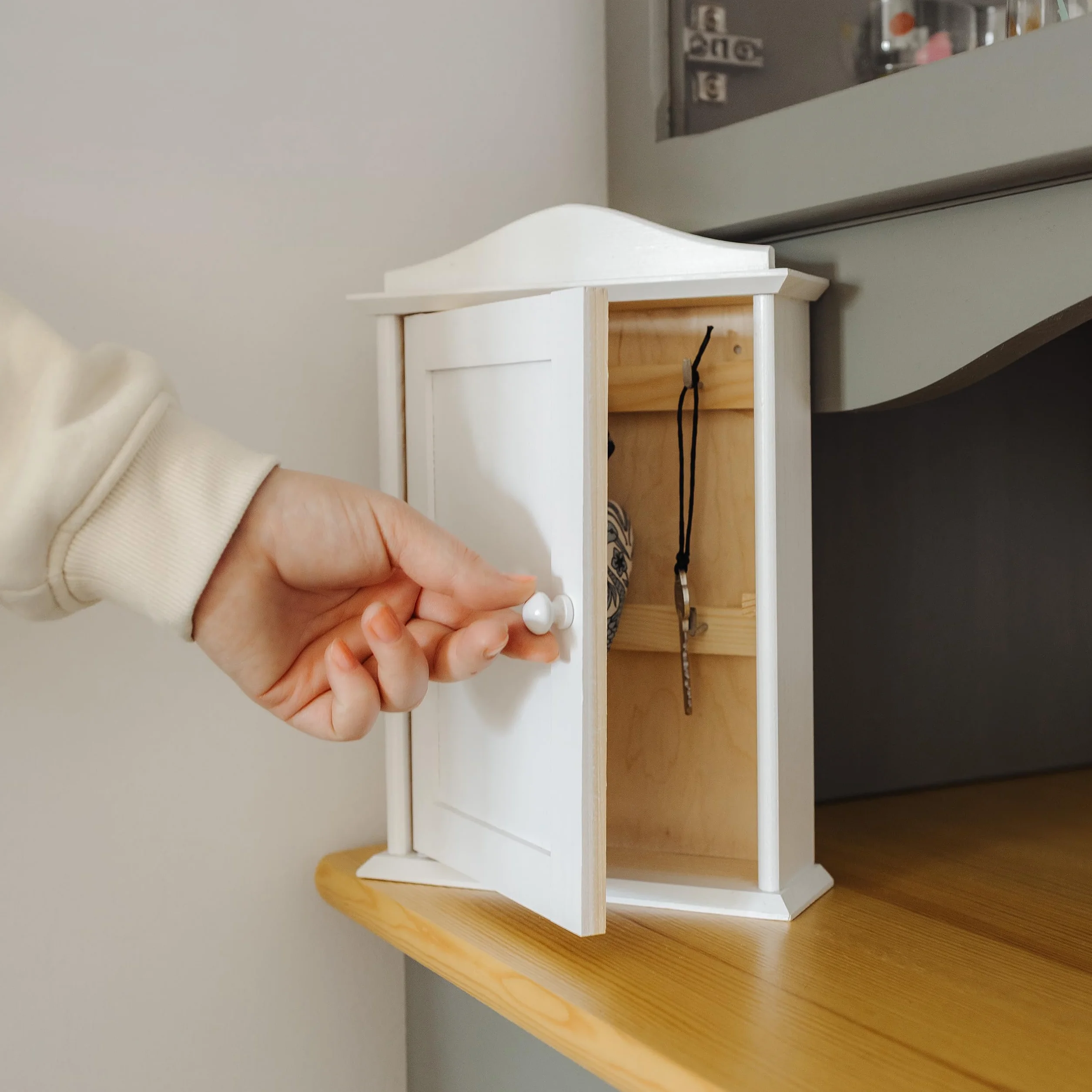 Creative Deco Decorativa Cassetta Portachiavi Bianca in Legno con 6 Ganci | 20 x 6 x 29,5 cm | Appendichiavi Bianco | Scatola Portachiavi Bianca con Ganci, Ideale per Conservazione e Decorazione
