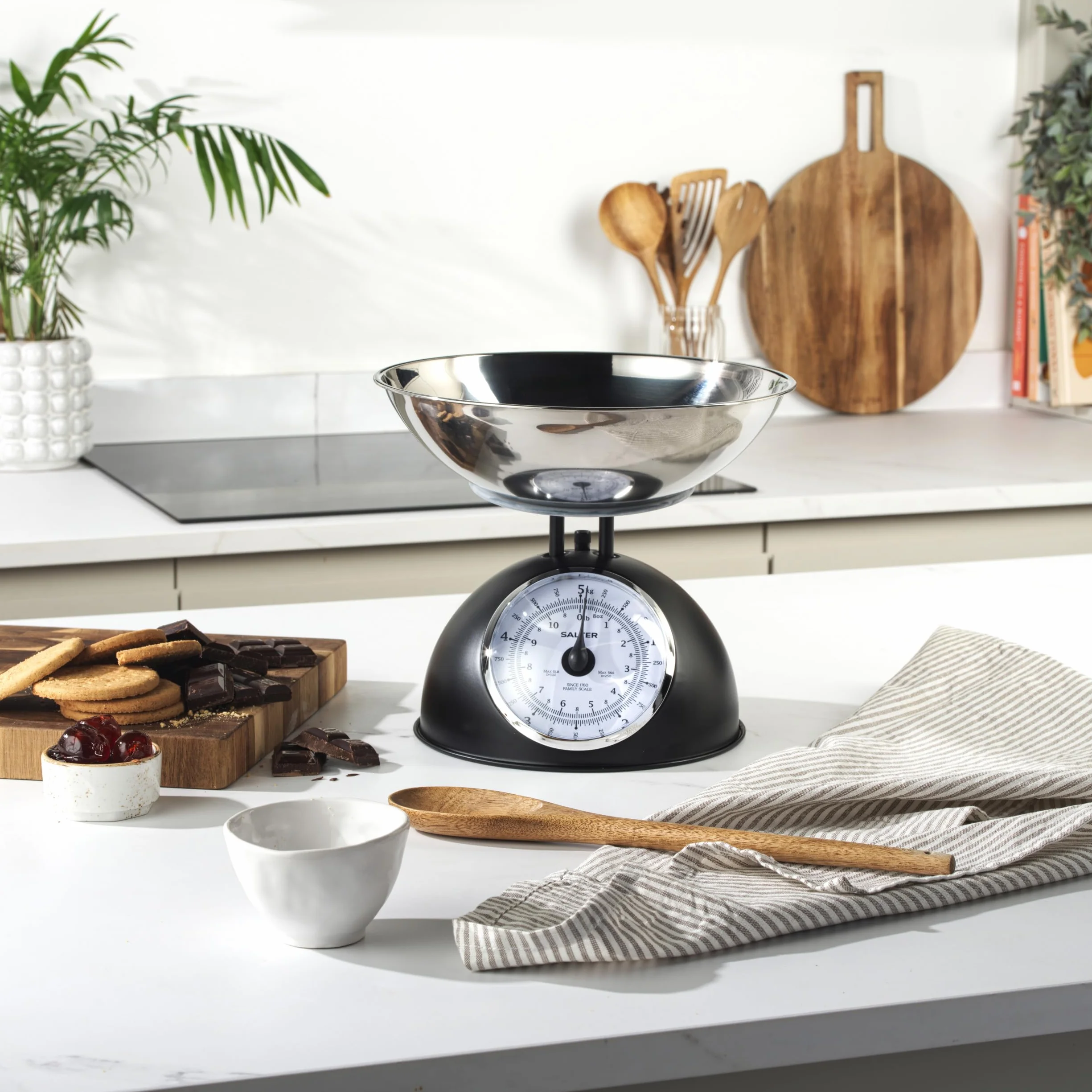 Salter Timeless Bilancia da Cucina Meccanica 5kg, Ciotola Lavabile da 2L, Senza Batterie, Nero