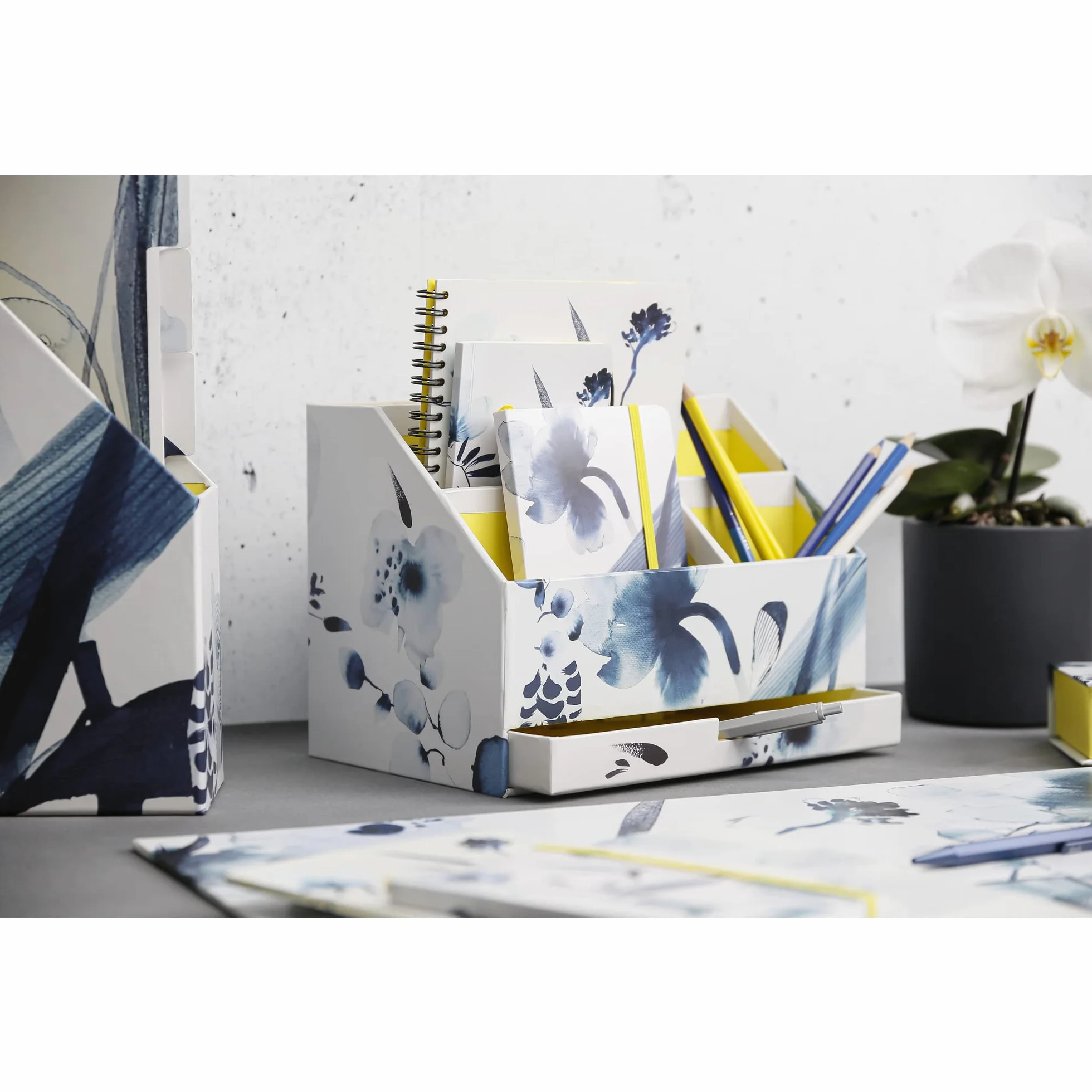 Clairefontaine 115938C - portacorrispondenza di cartone con cassetto 24x16x18 cm - motivo floreale dipinto all'inchiostro blu - Carta finitura satinata - Home Office - Collezione Inkebana