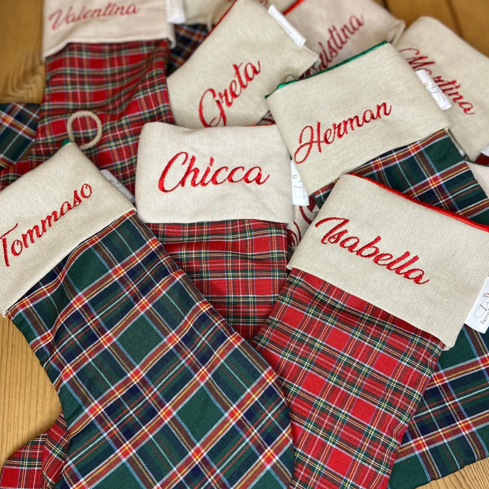 Calza Befana Personalizzata con Nome Ricamato – Calza Natalizia Artigianale in Tartan Rosso
