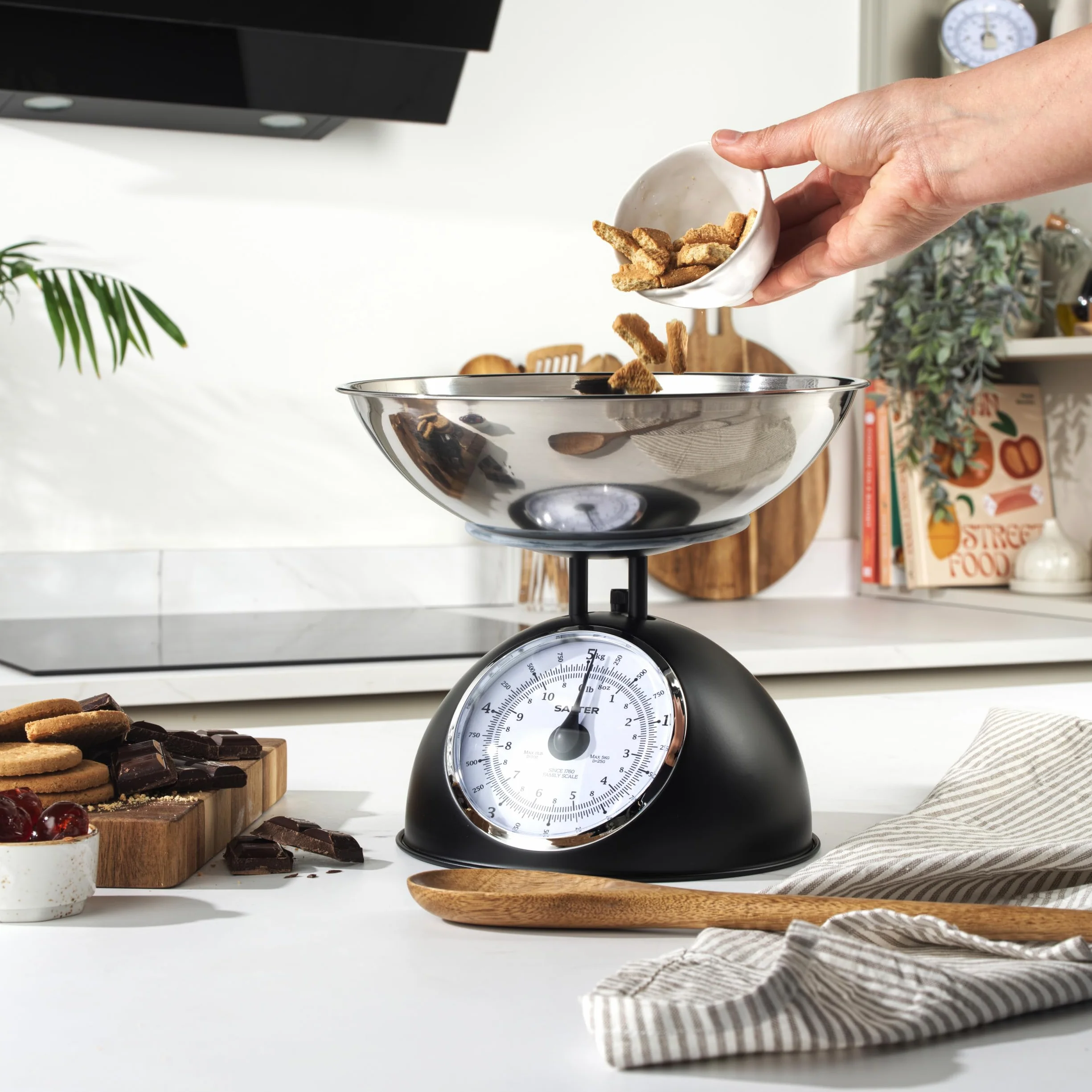 Salter Timeless Bilancia da Cucina Meccanica 5kg, Ciotola Lavabile da 2L, Senza Batterie, Nero