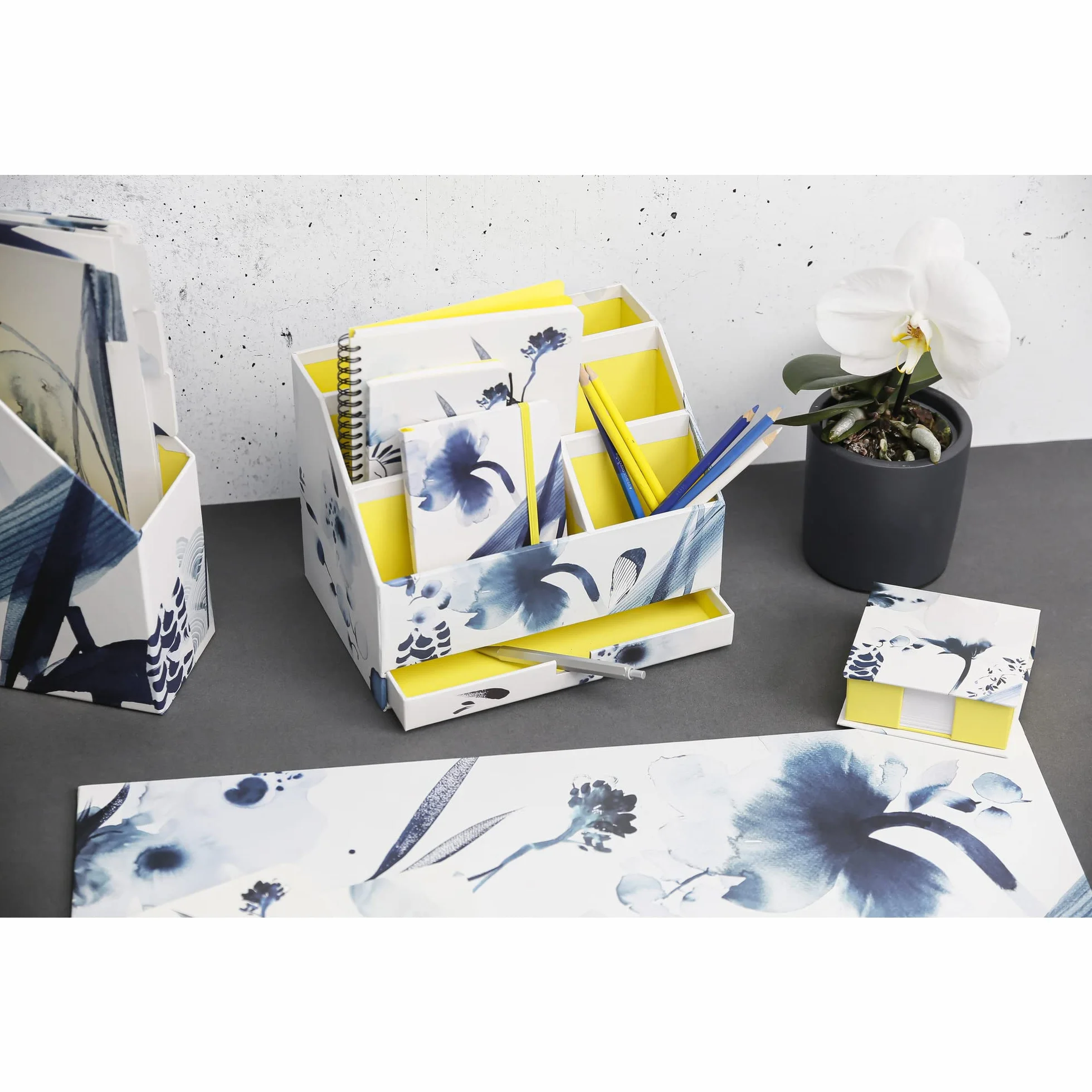 Clairefontaine 115938C - portacorrispondenza di cartone con cassetto 24x16x18 cm - motivo floreale dipinto all'inchiostro blu - Carta finitura satinata - Home Office - Collezione Inkebana