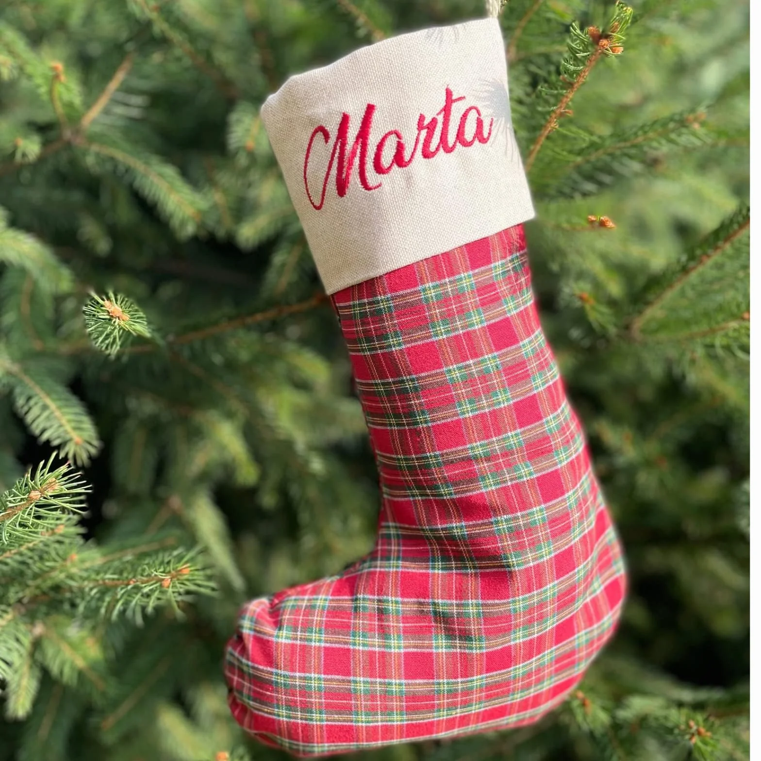 Calza Befana Personalizzata con Nome Ricamato – Calza Natalizia Artigianale in Tartan Rosso