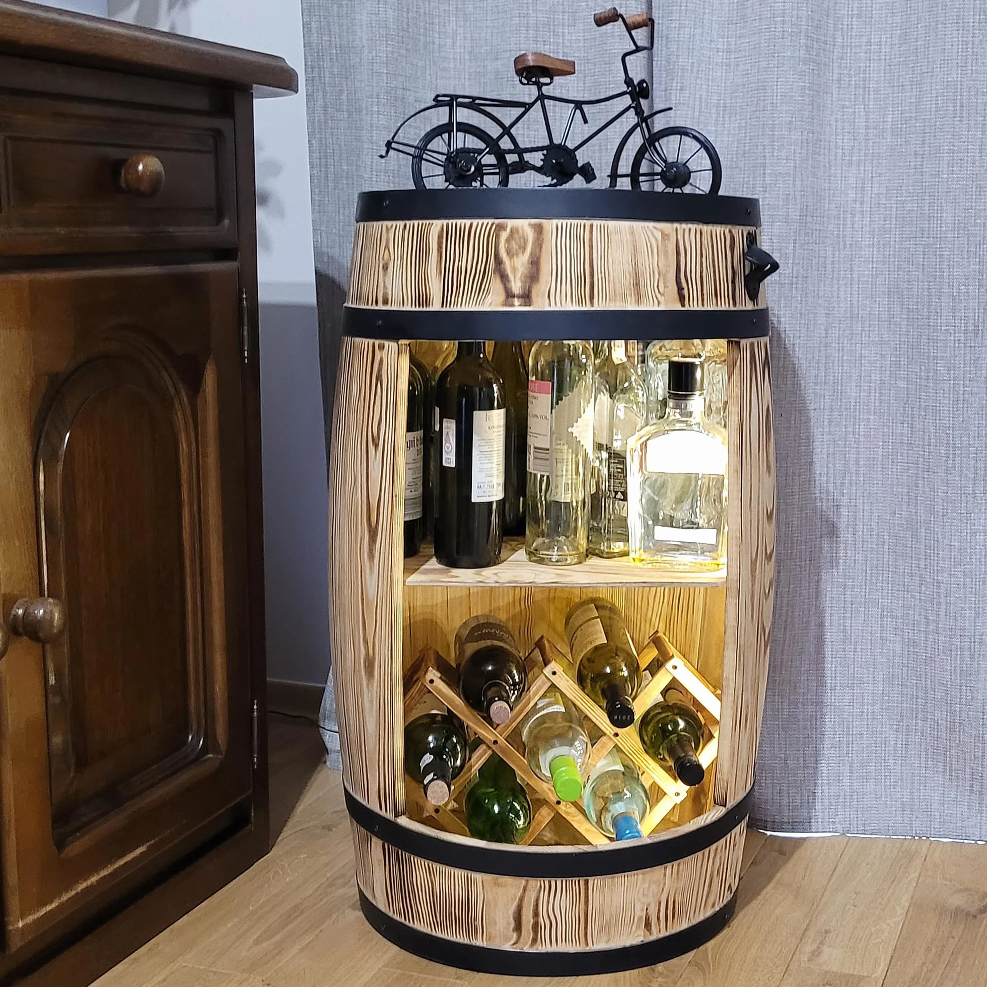 weeco Portabottiglie in legno con luci a LED e portabottiglie – Barile in legno per bicchieri e bottiglie – Montabile – Armadietto per vino – Set regalo – Wine Rack in legno 80 x 50 cm