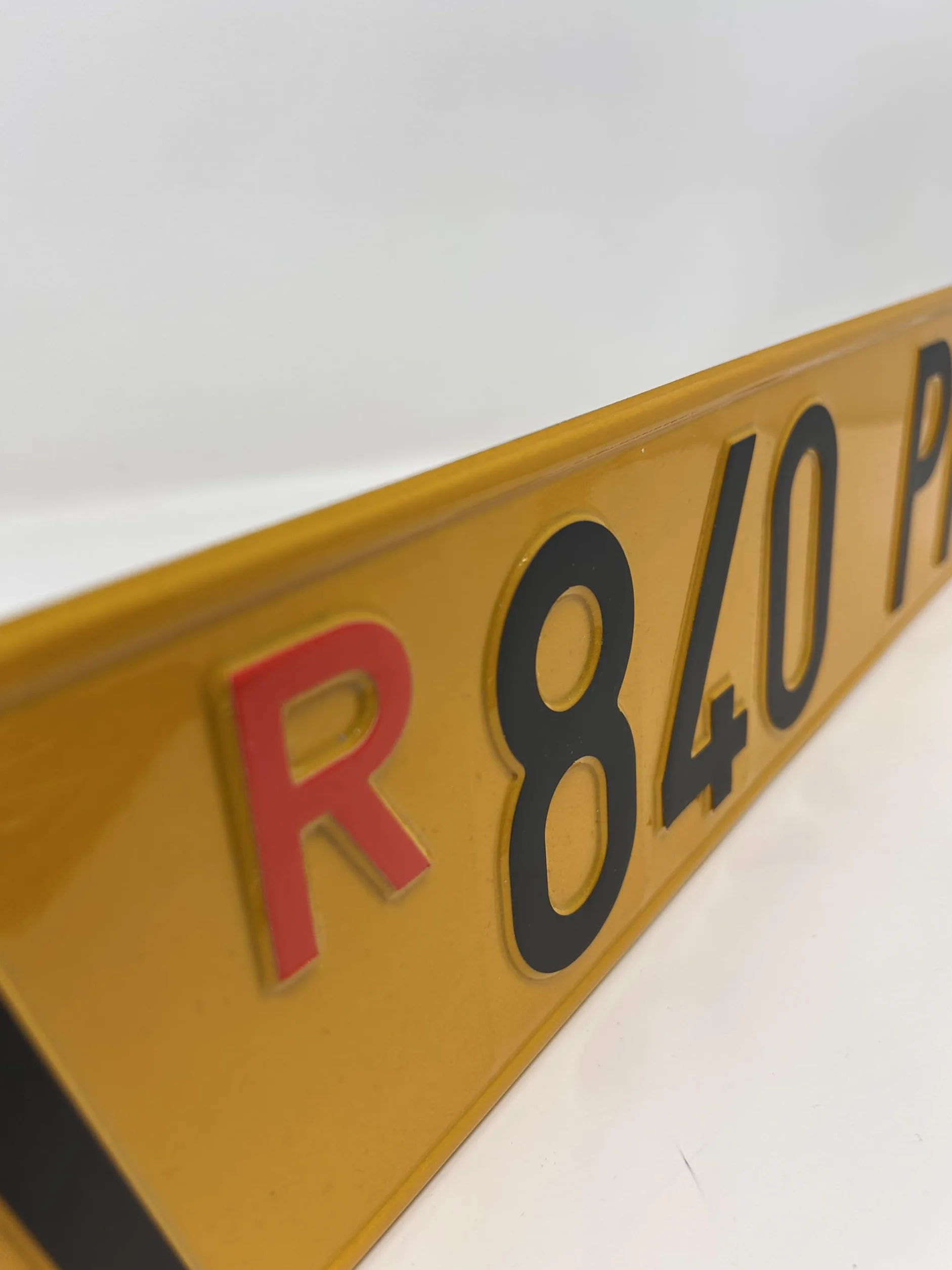 Targa Ripetitrice Battuta in Alluminio Catarifrangente, Made in Italy - Targa Personalizzabile Gialla con Caratteri in Rilievo Punzonati, Dimensioni Originali, Caratteri Omologati e R Rossa Inclusa