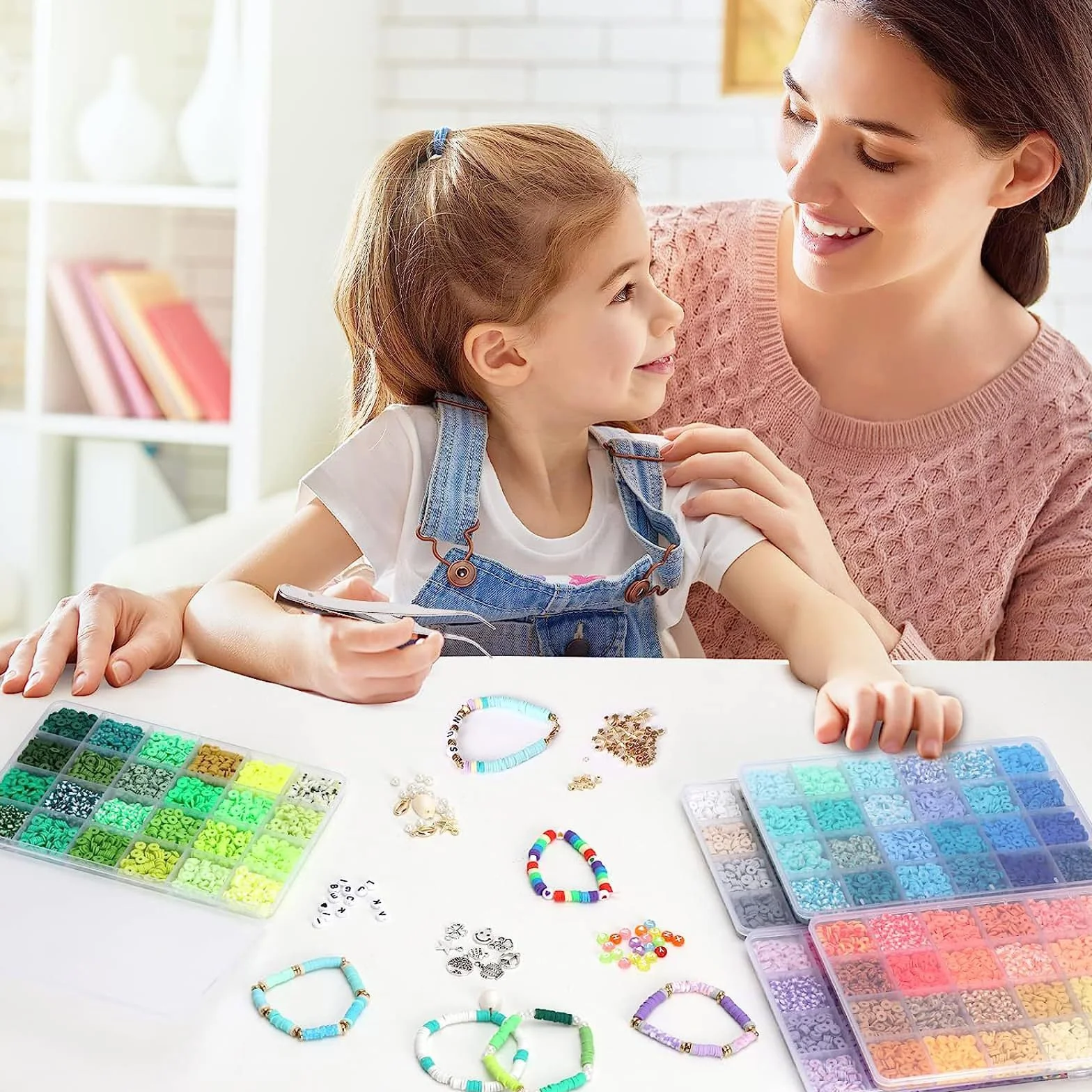 Qikuver Kit per la creazione di bracciali, 8230 perline in argilla, 60 colori, 3 scatole di perline per la creazione di gioielli, perline rotonde con lettere, cuori e motivi con ciondoli, braccialetti