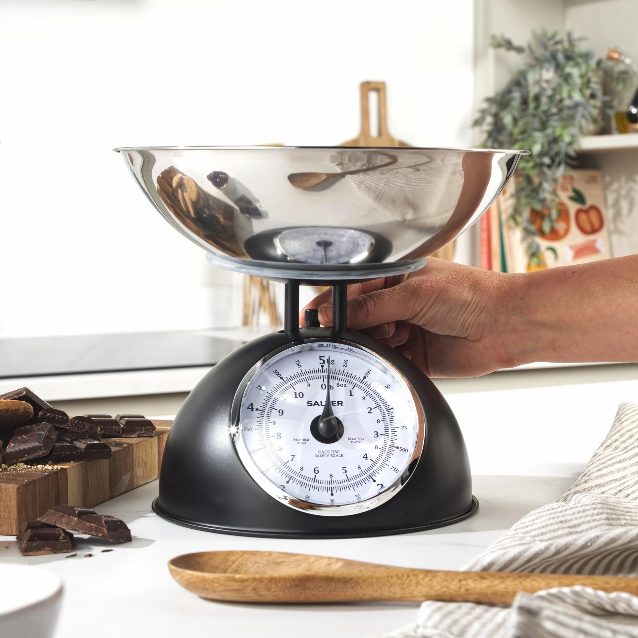 Salter Timeless Bilancia da Cucina Meccanica 5kg, Ciotola Lavabile da 2L, Senza Batterie, Nero