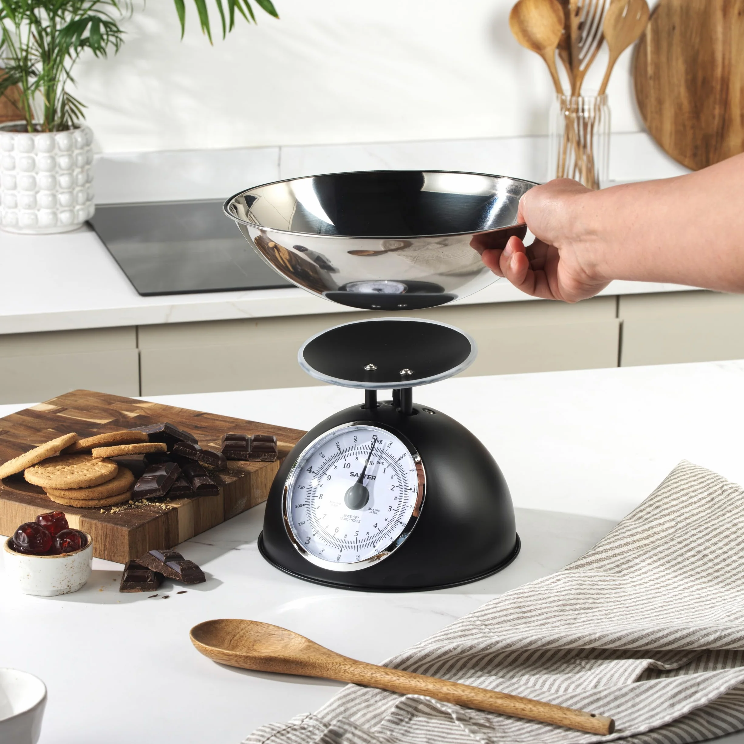Salter Timeless Bilancia da Cucina Meccanica 5kg, Ciotola Lavabile da 2L, Senza Batterie, Nero
