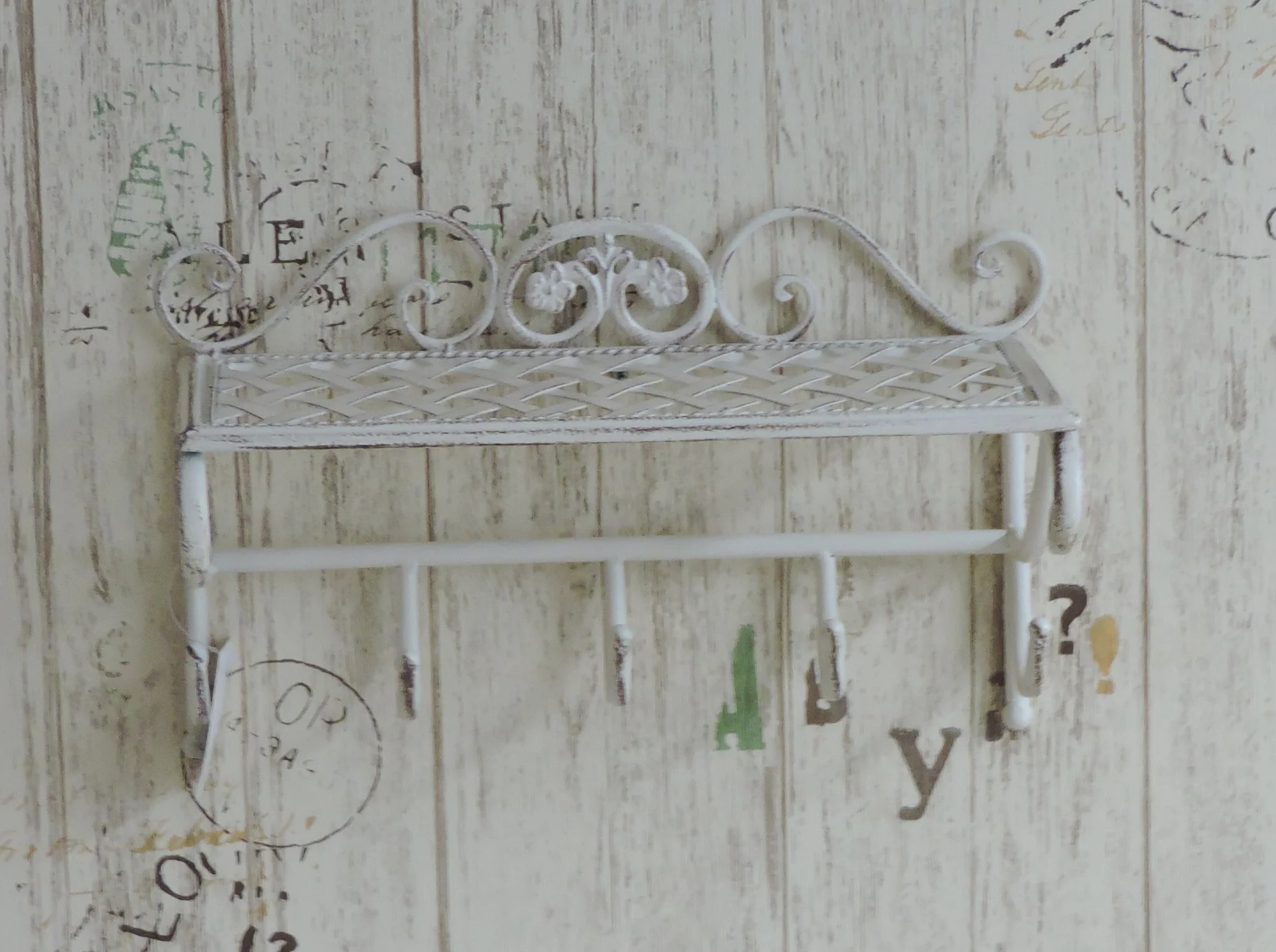 EN-222241 Mensola con 5 Appendini Stile Shabby in Ferro Battuto,colore Panna.. H 22.5 X 35.5 X 18