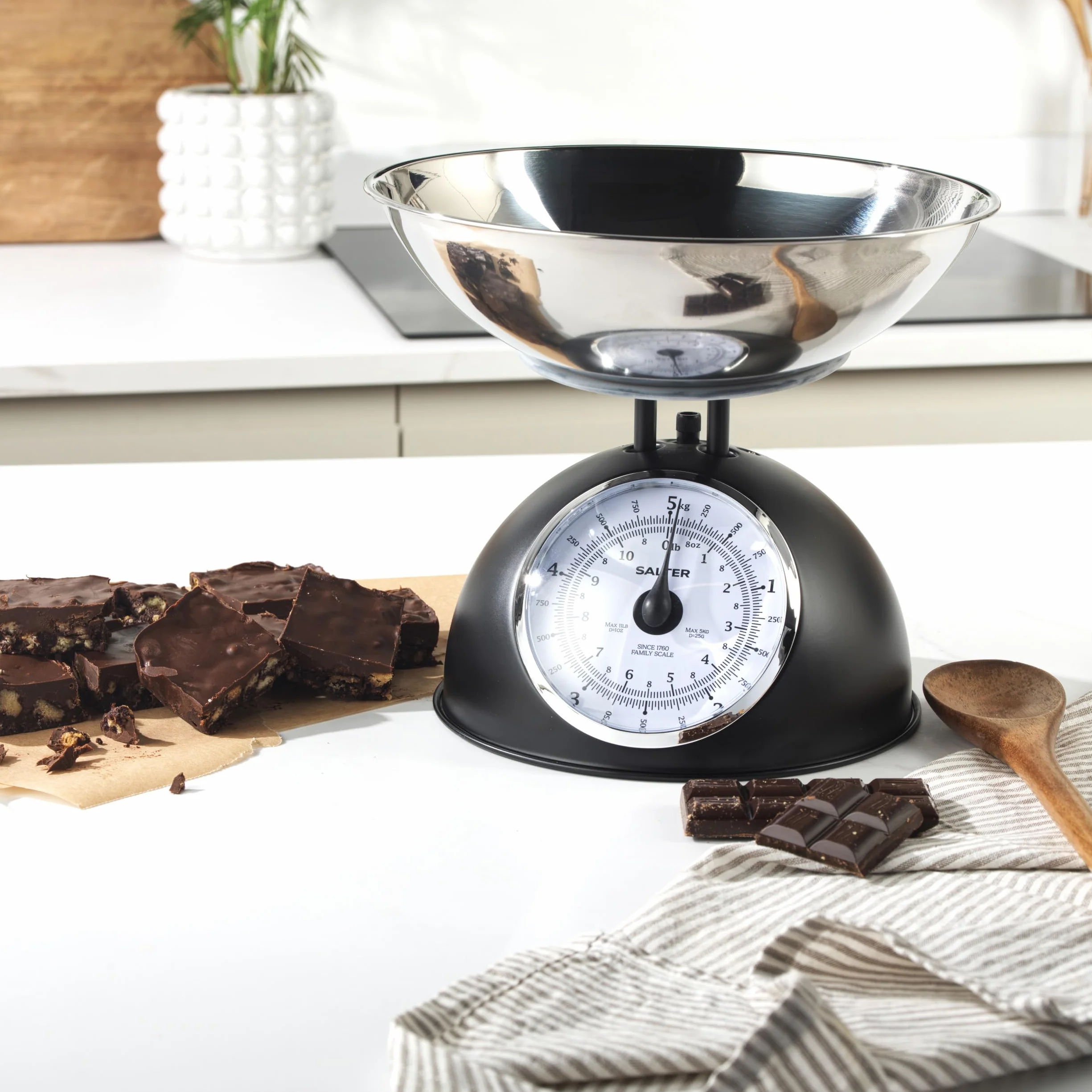 Salter Timeless Bilancia da Cucina Meccanica 5kg, Ciotola Lavabile da 2L, Senza Batterie, Nero