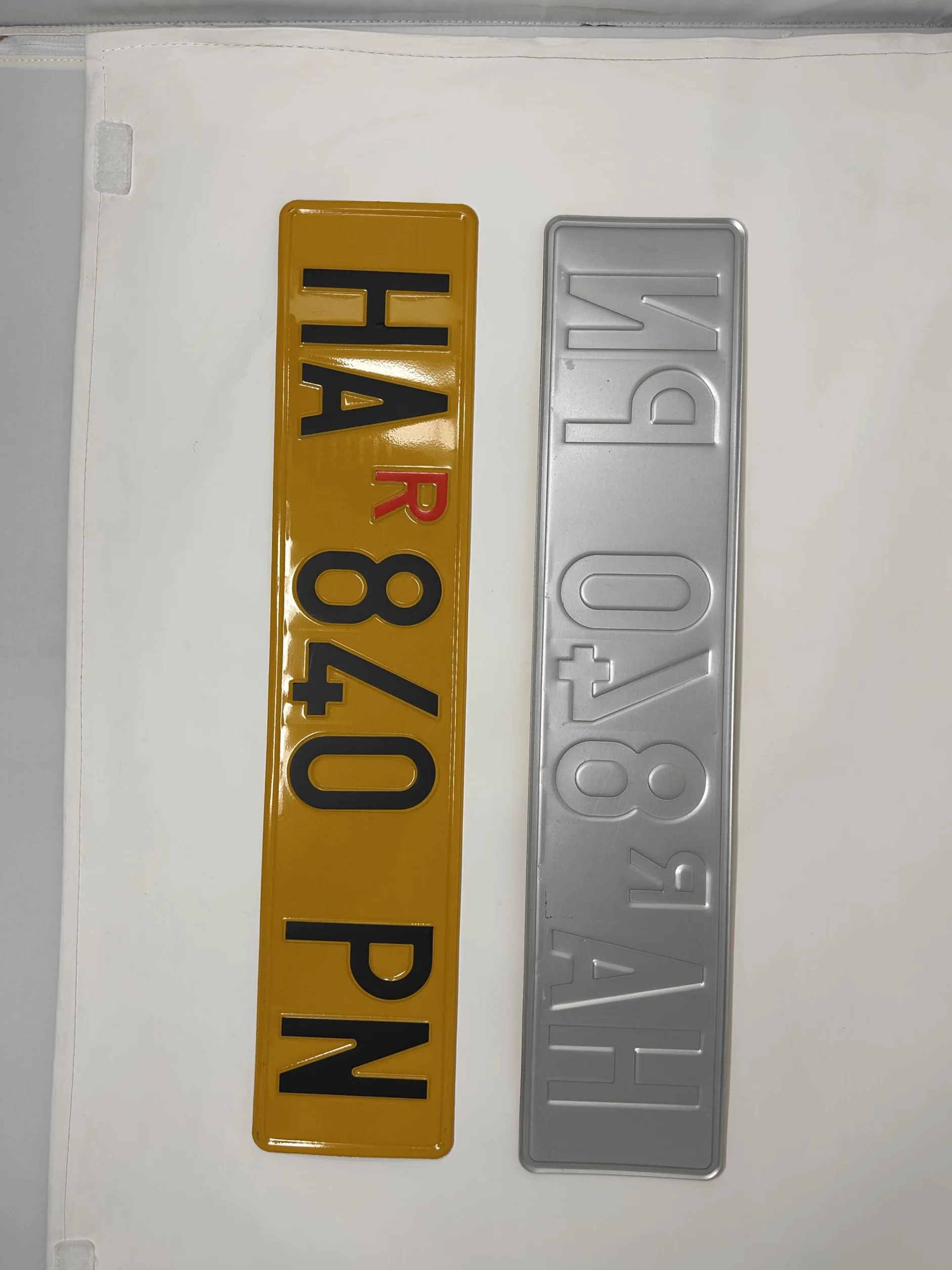 Targa Ripetitrice Battuta in Alluminio Catarifrangente, Made in Italy - Targa Personalizzabile Gialla con Caratteri in Rilievo Punzonati, Dimensioni Originali, Caratteri Omologati e R Rossa Inclusa