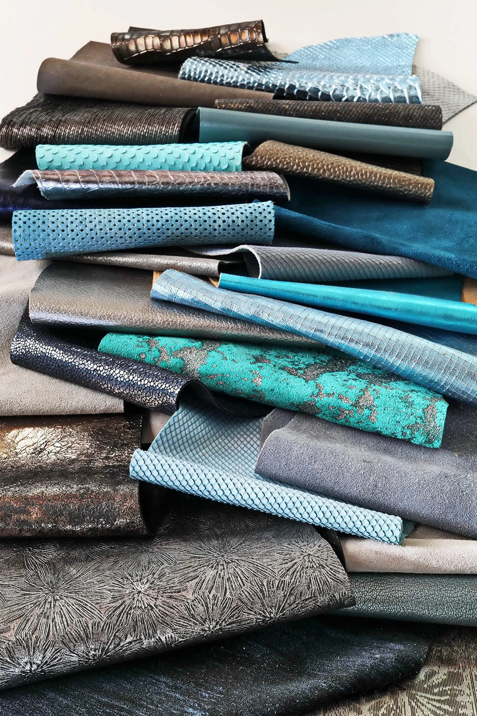 LA GARZARARA - Ritagli di Pelle Grigio e Blu 12x15 cm 0,500 kg Selezione Casuale per Cucito Artigianato