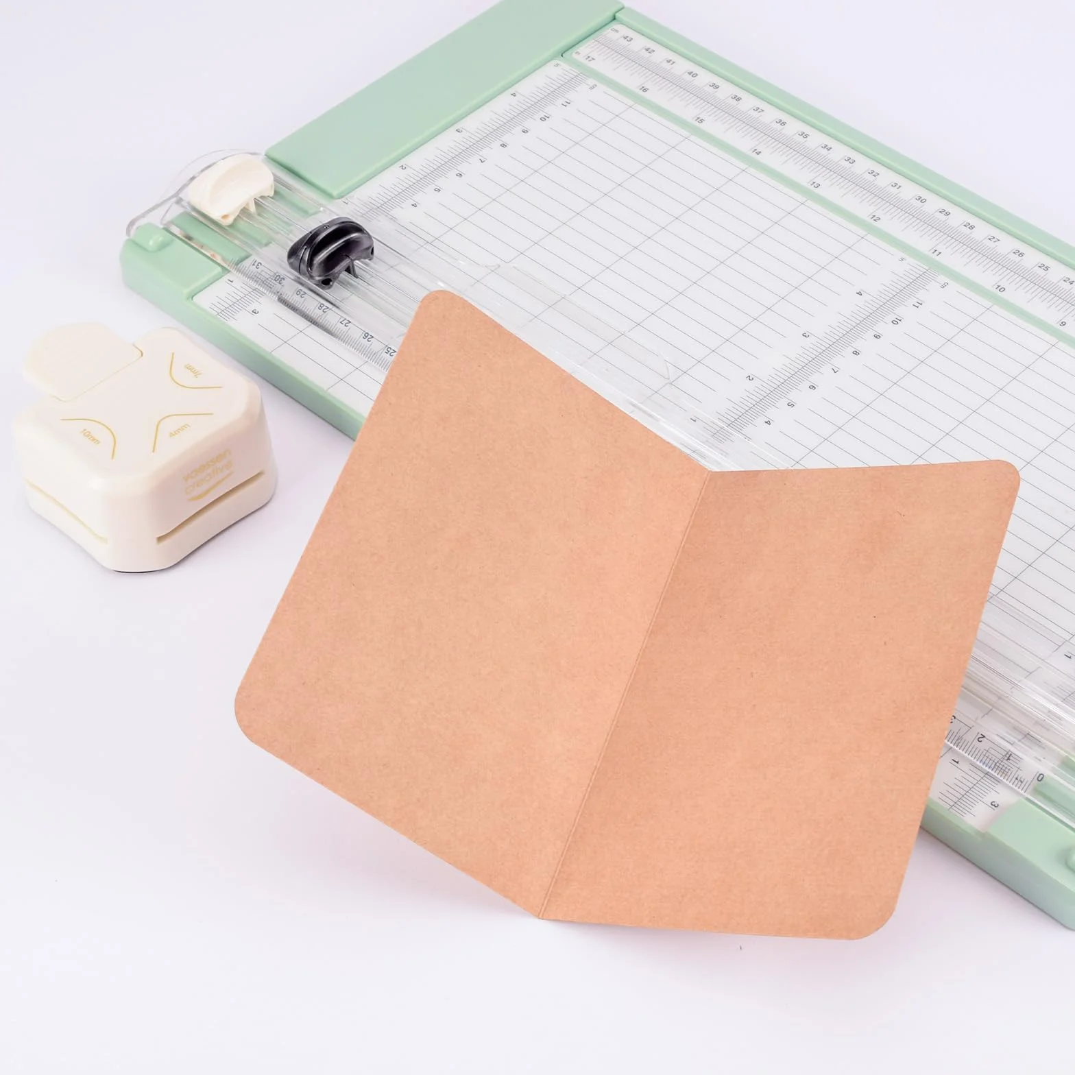 Vaessen Creative Set Creativo Taglierina per Carta 15,2 x 30,5 cm - Incluso Perforatore per Angoli 3 in 1-4-7-10 mm - Ideale per Biglietti, Fai da Te, Scrapbooking e Scatole Regalo - Design Sicuro