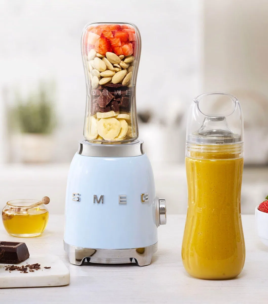 Smeg, Frullatore Compatto PBF01BLEU, 2 Livelli di Velocità, Sicurezza Blocco Motore, 2 Bottiglie da 600 ml in Dotazione, Base Antiscivolo, Avvolgicavo Integrato, 300W, Nero