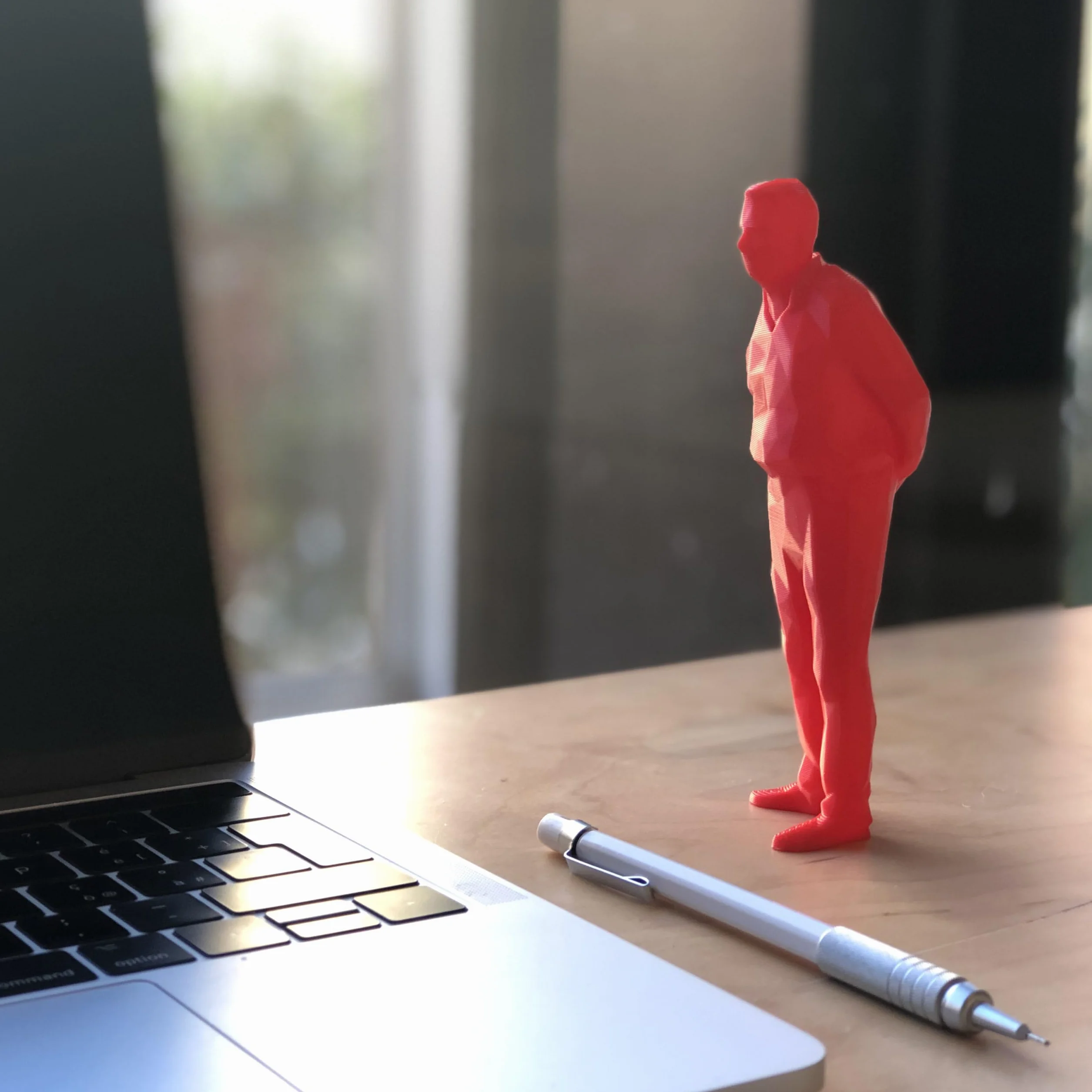 Superstuff Umarell Original Statuetta Pensionato da Scrivania Rosso Giallo Verde